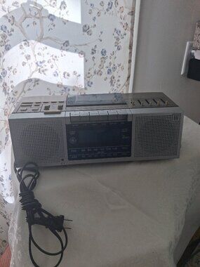 Vintage GE Stereo FM/AM Clock Radio Cassette Recorder Equalizer